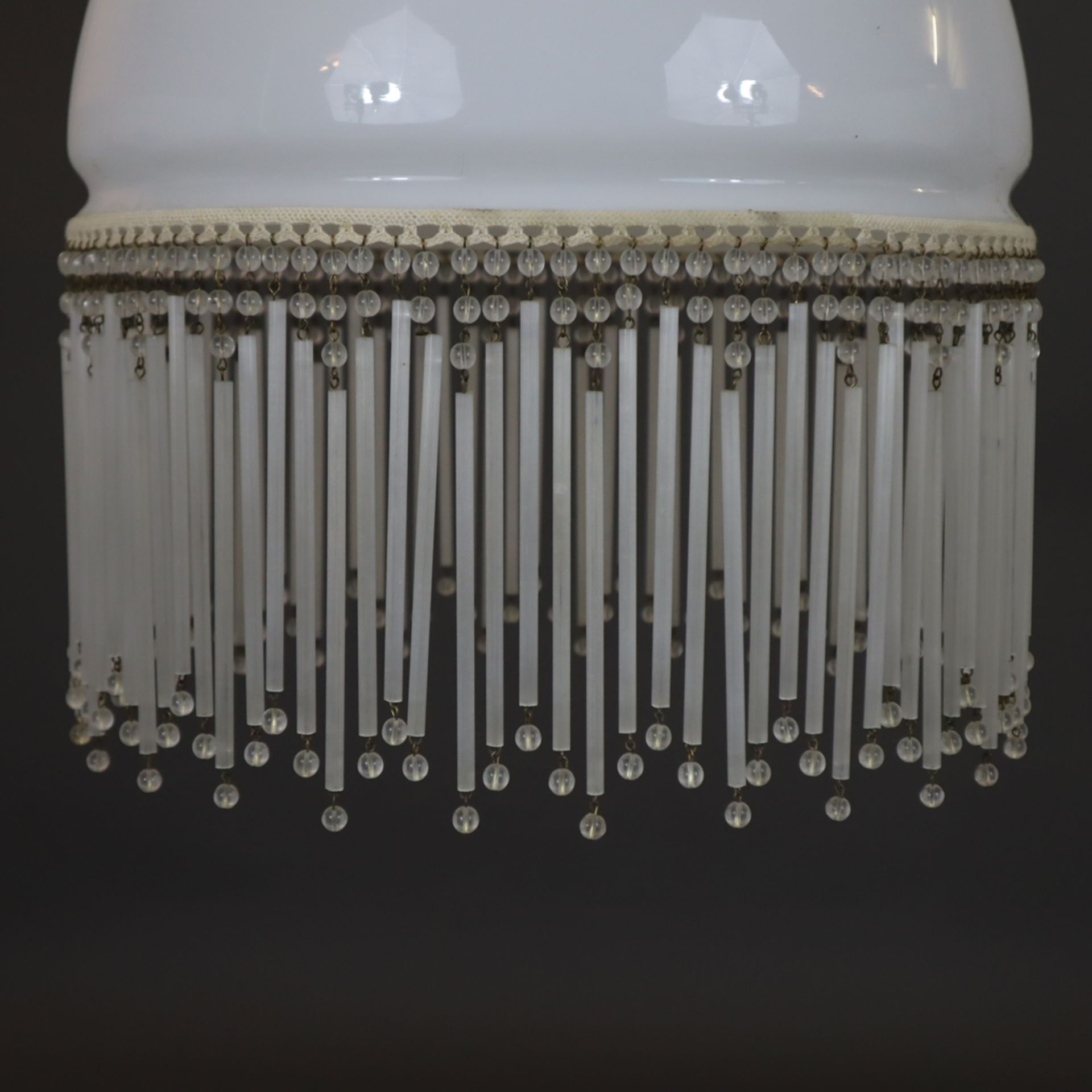 Deckenlüster im Art-Déco Stil - Messinggestell, weißer Opalglas-Schirm, Behang aus Glaskugeln und G - Bild 3 aus 6