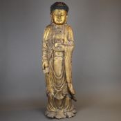 Große Figur des Medizin-Buddha Bhaishajyaguru - Holz mit Lackfassung und Vergoldung, mit einem bode