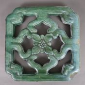 Durchbrochenes Keramikpaneel - China, späte Qing-Dynastie, blau-grüne Glasur, mit blütenförmigem Ze