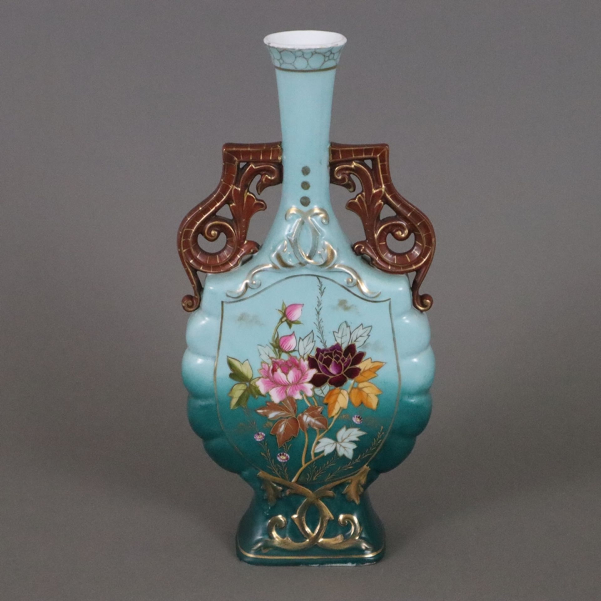 Historismus-Vase - um 1900, Porzellan, polychrom und gold bemalt mit floralem Dekor, gedrückte Flas