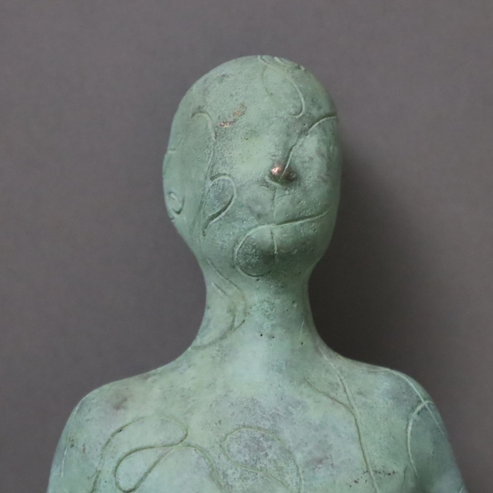 Ahrnt, Jörg (*1965 Darmstadt) - "Figur", 2013, Unikat, Bronze-Vollguss, grüne Patina, beiliegendes  - Bild 7 aus 10