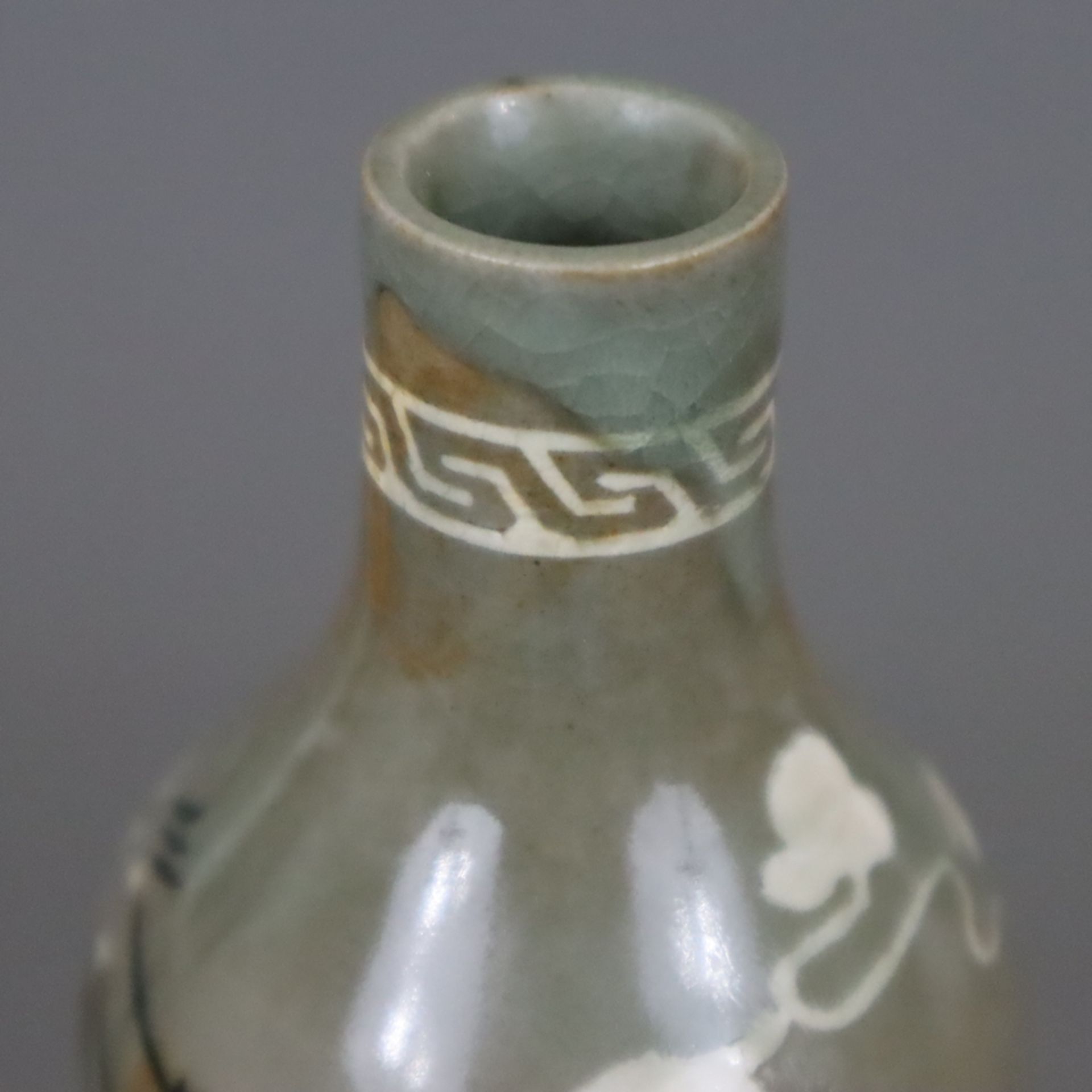 Kranichvase - Korea um 1900, Steinzeug mit seladongrüner Glasur, flächendeckend feines Krakelee, st - Bild 3 aus 9
