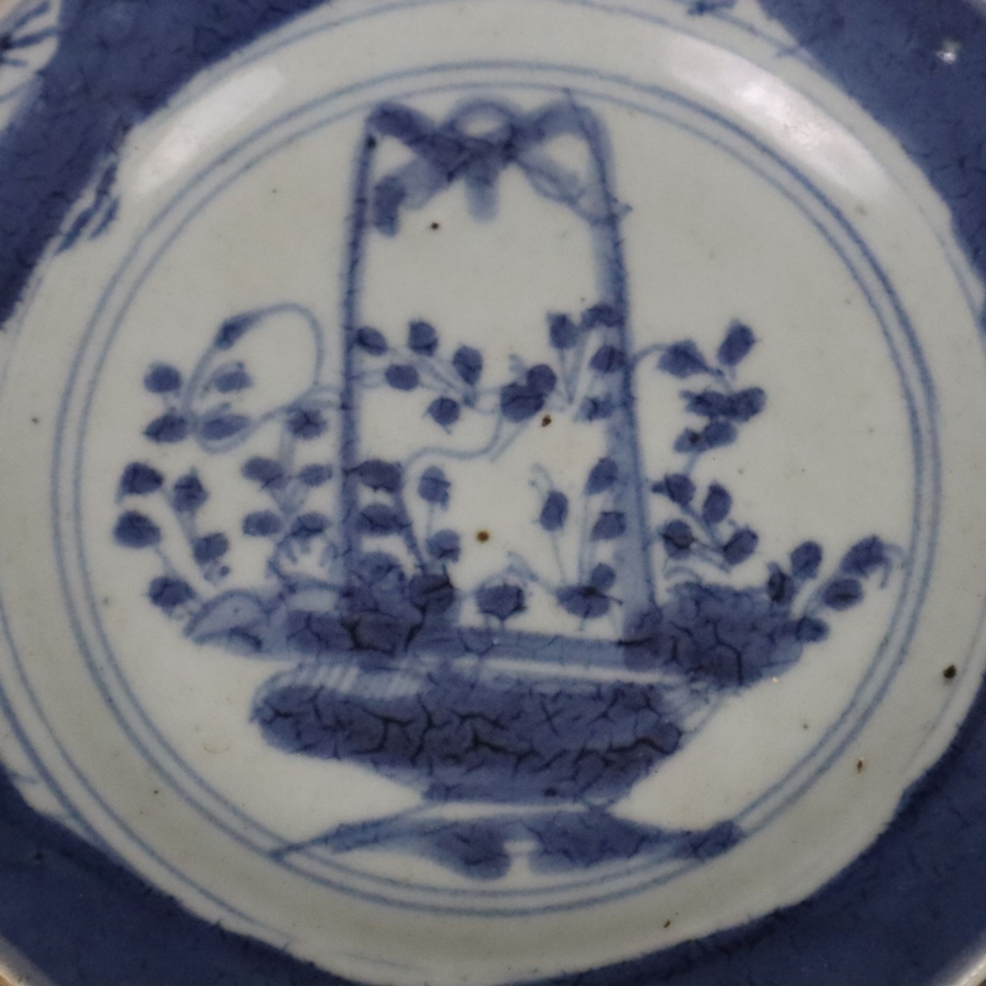 Kleiner Teller - China, Qing-Dynastie, Porzellan mit blauem Dekor in Unterglasurblau, im Spiegel Ko - Image 2 of 6