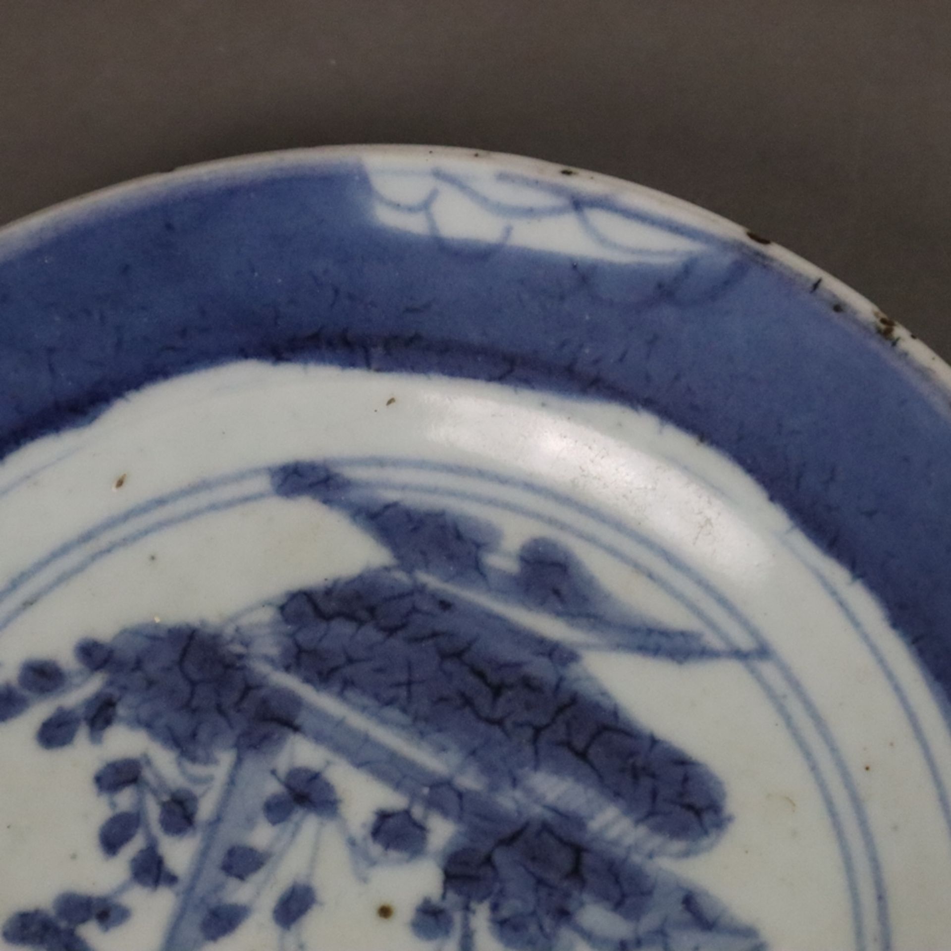 Kleiner Teller - China, Qing-Dynastie, Porzellan mit blauem Dekor in Unterglasurblau, im Spiegel Ko - Image 5 of 6