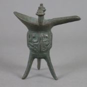 Kleines Gefäß vom archaischen Typ „jue“ - China, Bronzelegierung, Reliefdekor, H. 14 cm, Gewicht ca