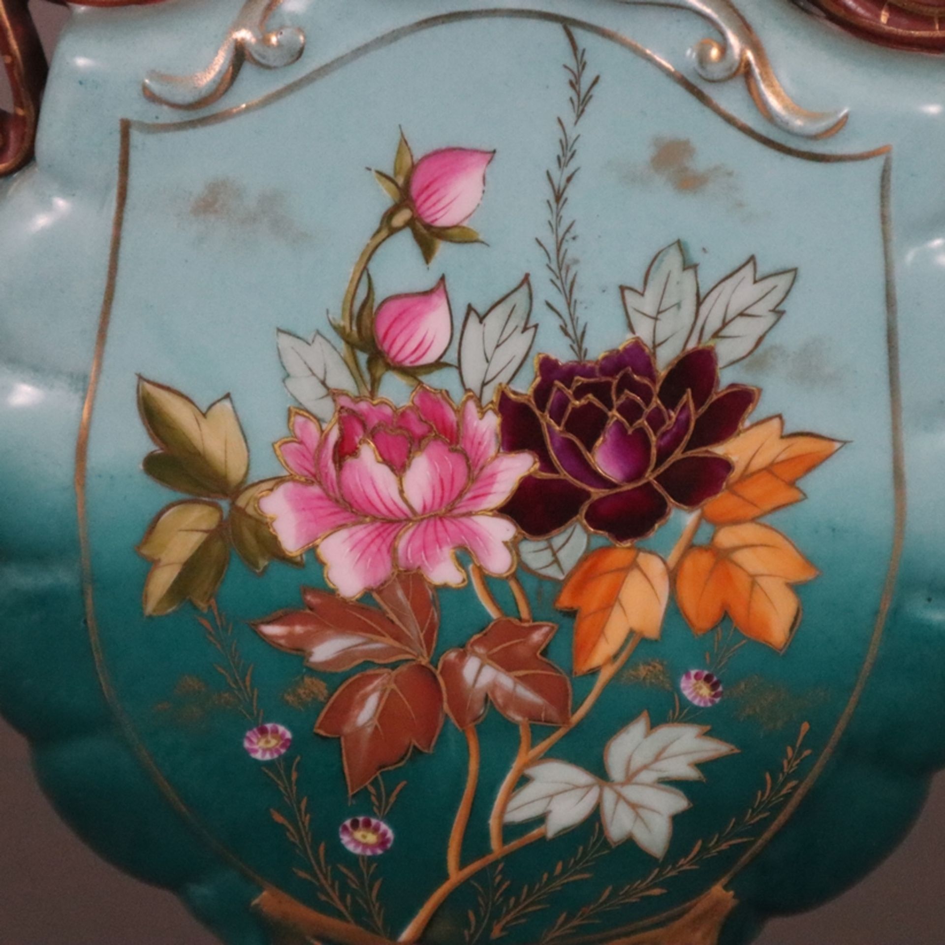 Historismus-Vase - um 1900, Porzellan, polychrom und gold bemalt mit floralem Dekor, gedrückte Flas - Image 6 of 9