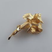 Vintage-Blütenbrosche - CORO / USA, 1950/60er Jahre, goldfarbenes Metall, überaus fein ausgeformte 
