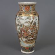 Satsuma-Vase mit Szenen aus dem alten Japan - Japan, Meiji-/Taishō-Zeit, elfenbeinfarbener Scherben