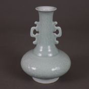 Kleine Flaschenvase mit Filigrandekor - China, Porzellan mit feiner seladongrüner Glasur, auf der W
