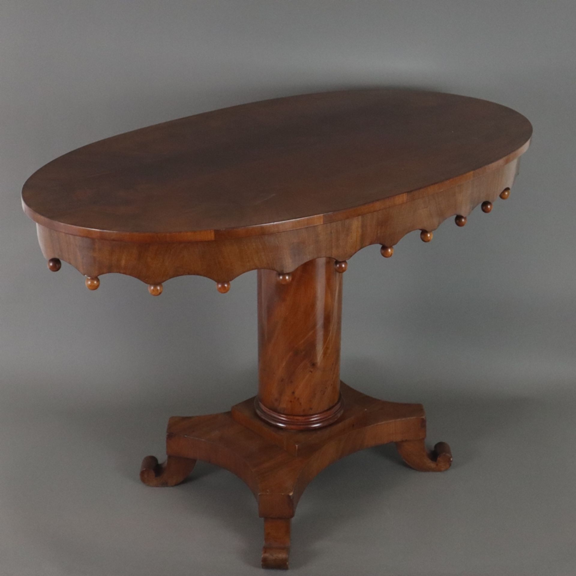 Ovaler Salontisch - um 1850, Mahagoni-Furnier, ovale Tischplatte, ausgeschnittene Zarge mit vollrun