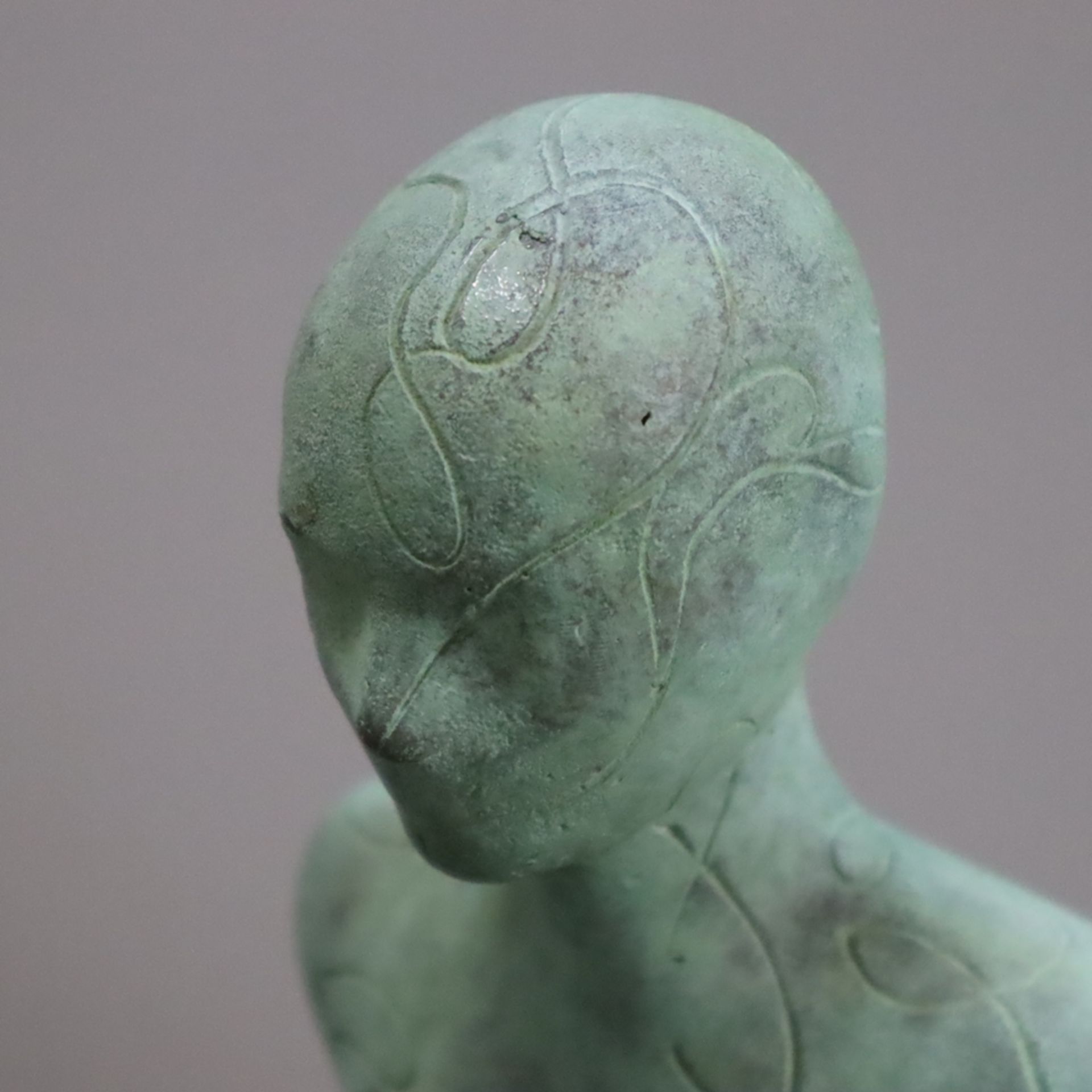 Ahrnt, Jörg (*1965 Darmstadt) - "Figur", 2013, Unikat, Bronze-Vollguss, grüne Patina, beiliegendes  - Bild 4 aus 10