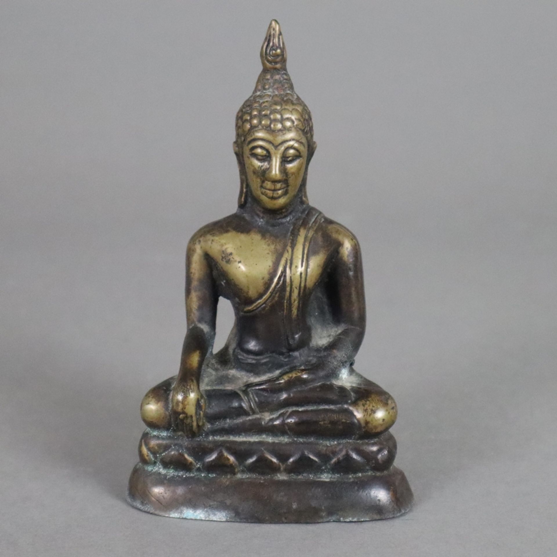 Buddha Maravijaya - Thailand, Bronzelegierung, braun patiniert, in paryankasana auf einem Lotossock