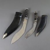 Zwei Kukri-Messer - Indien 20.Jh., typische gebogte Klinge mit Klingenkerbe, Holzgriff, Holzscheide
