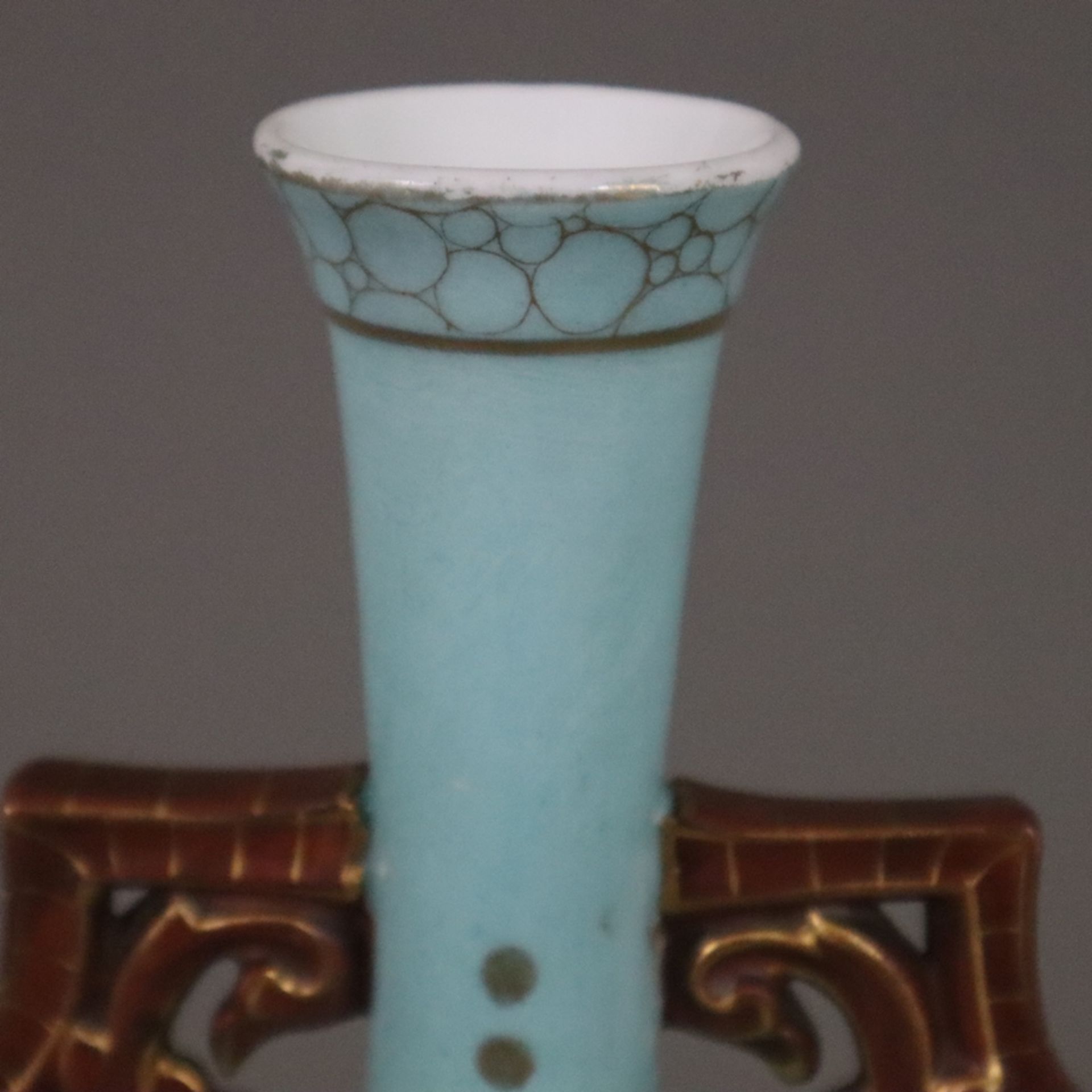 Historismus-Vase - um 1900, Porzellan, polychrom und gold bemalt mit floralem Dekor, gedrückte Flas - Image 3 of 9