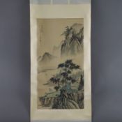Chinesisches Rollbild -20.Jh.- Baumbestandene Gebirgslandschaft, Tusche und leichte Farben auf Seid