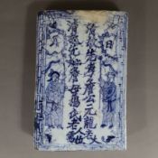 Kleine Blau-Weiß-Kachel - China, Qing-Dynastie, Porzellan, dekoriert mit zwei Figuren, Zierborte un
