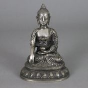 Buddha Shakyamuni - Tibet, Bronzeguss mit silberfarbener Fassung, auf halbumlaufendem Lotossockel s