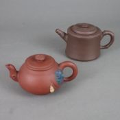 Zwei kleine Teekannen - China, Yixing-Keramik, dunkel/rotbraun, mit farbig staffiertem Kürbismotiv 