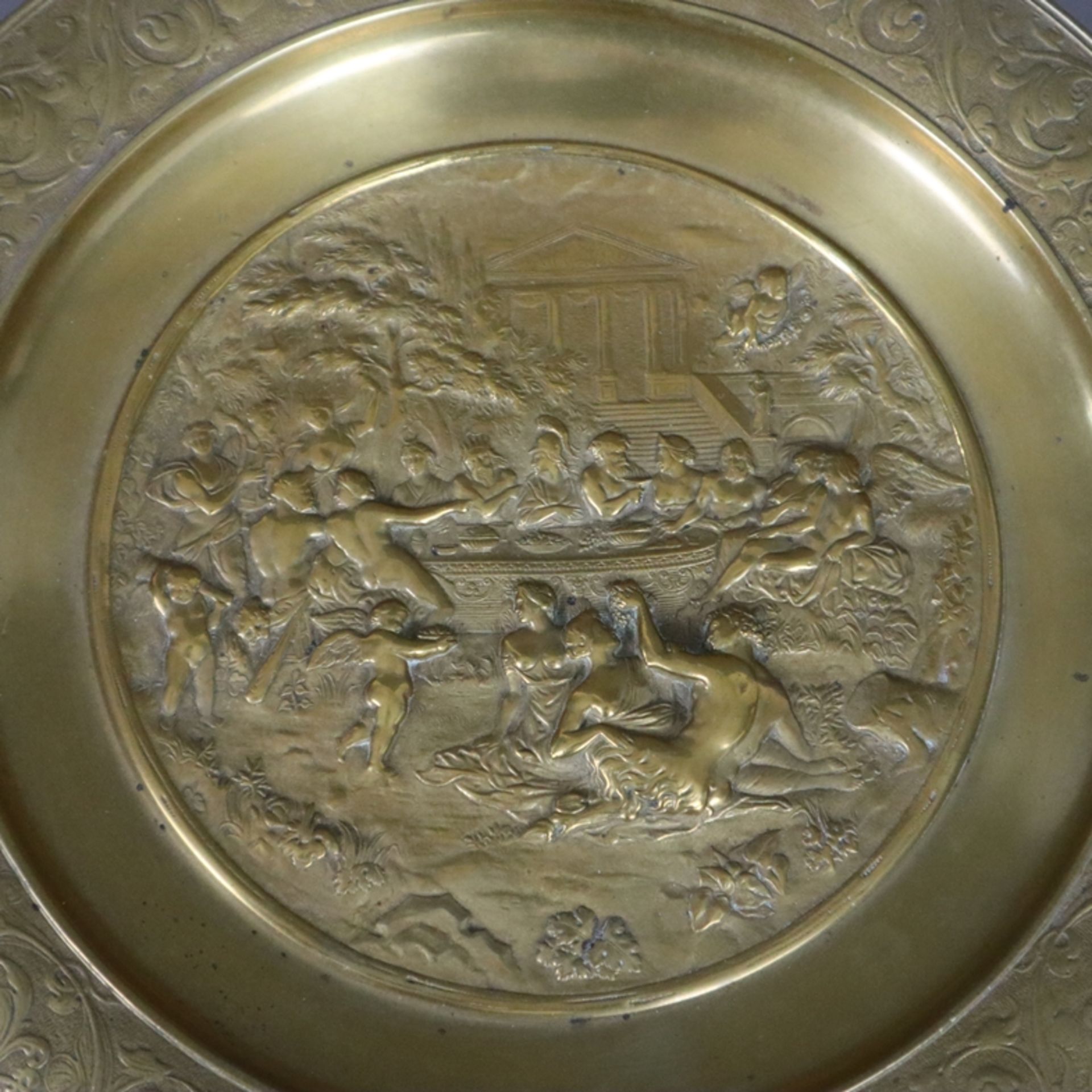 Tafelaufsatz - 19. Jh., Messingteller auf Bronzefuß, im Spiegel Reliefszene mit olympischem Götterm - Bild 2 aus 12