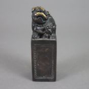 Figürlicher Bronzestempel - China, dunkelbraun patiniert, quadratischer Siegelstein mit vier relief