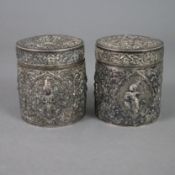 Paar Deckeldosen - Thailand 20.Jh., versilbert, zylindrische Form, Wandung und Deckel reich reliefi