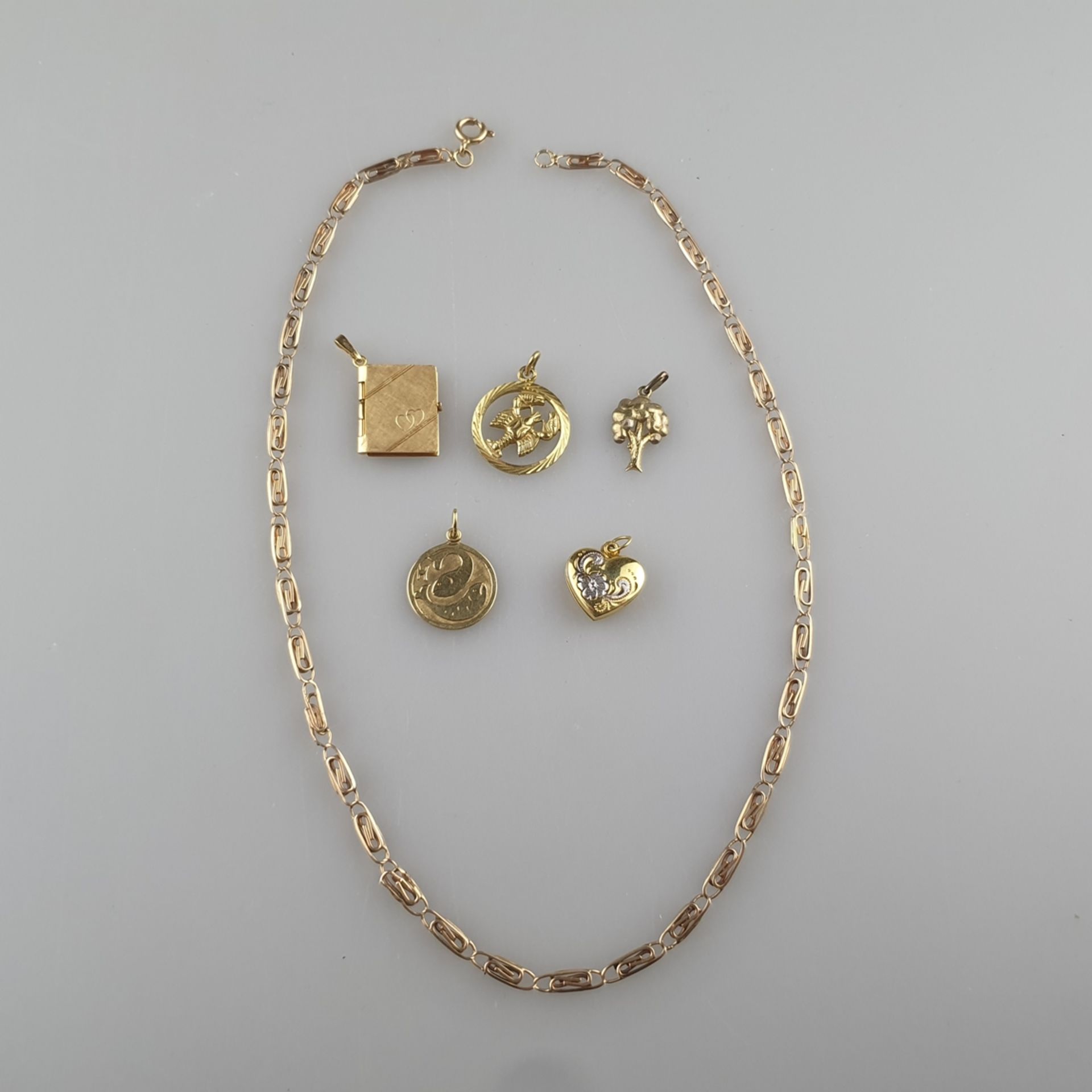 Fünf Goldanhänger/-medaillons & Goldkette - diverse Formen, Gelbgold 333/000, 1x Gelbgold 585/000 ( - Bild 2 aus 9