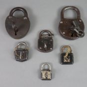 Sechs Vorhängeschlösser mit Schlüsseln - 18. bis 20. Jh., Eisen, diverse Formen und Größen, alle in