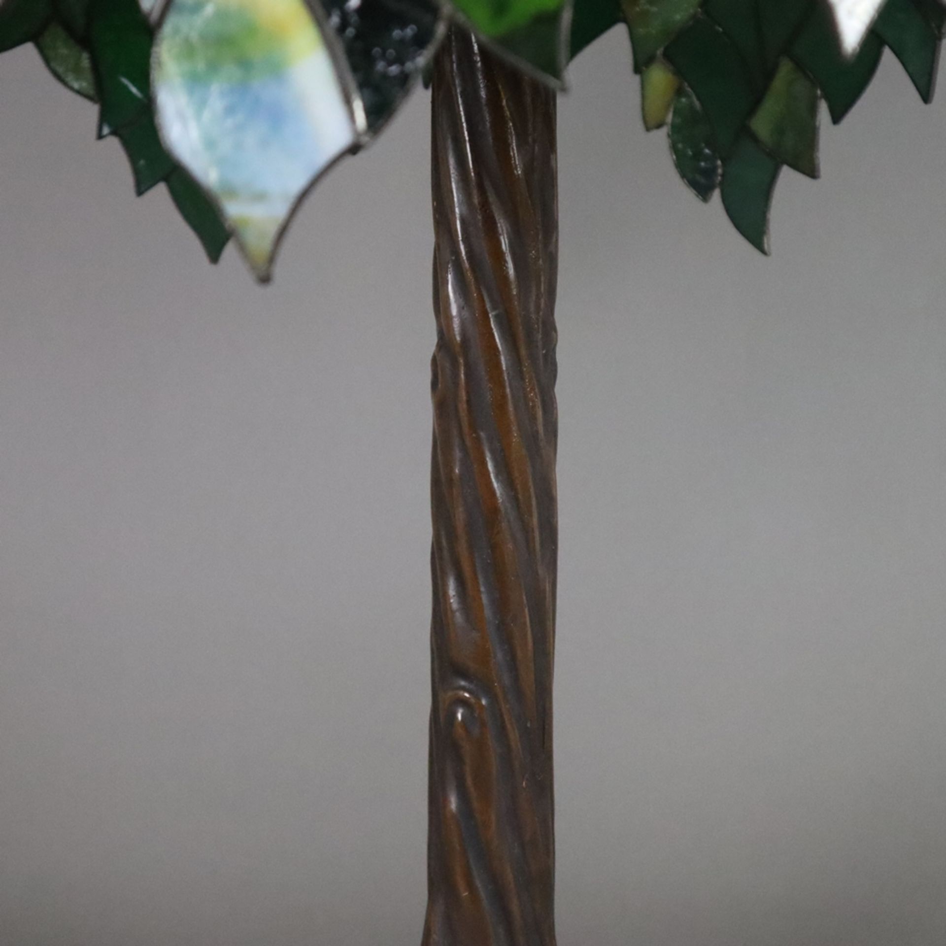 Tischlampe im Tiffany-Stil - 20. Jh., Metallschaft in Form eines Baumstammes, bronzefarben gefasst, - Bild 10 aus 12