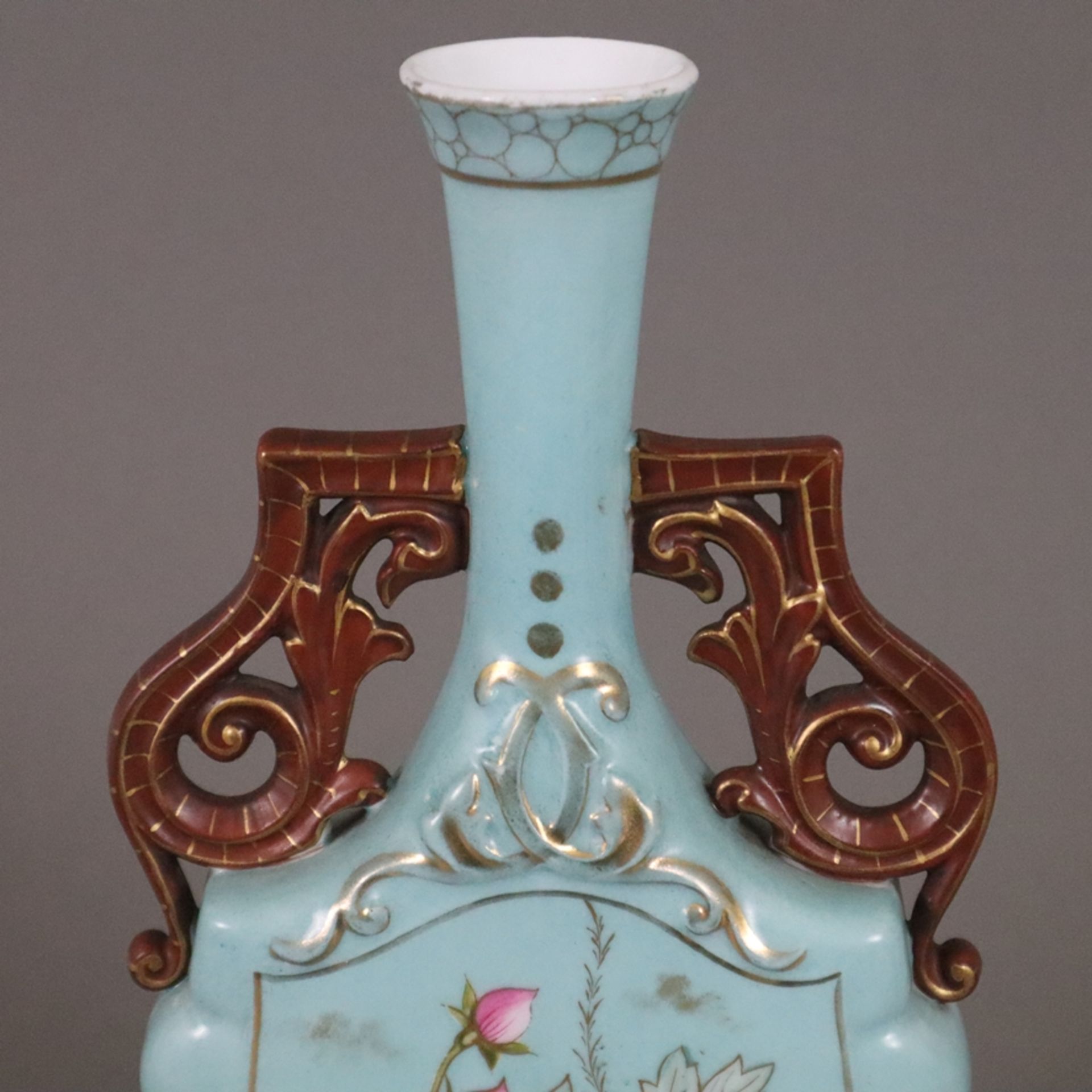 Historismus-Vase - um 1900, Porzellan, polychrom und gold bemalt mit floralem Dekor, gedrückte Flas - Image 2 of 9