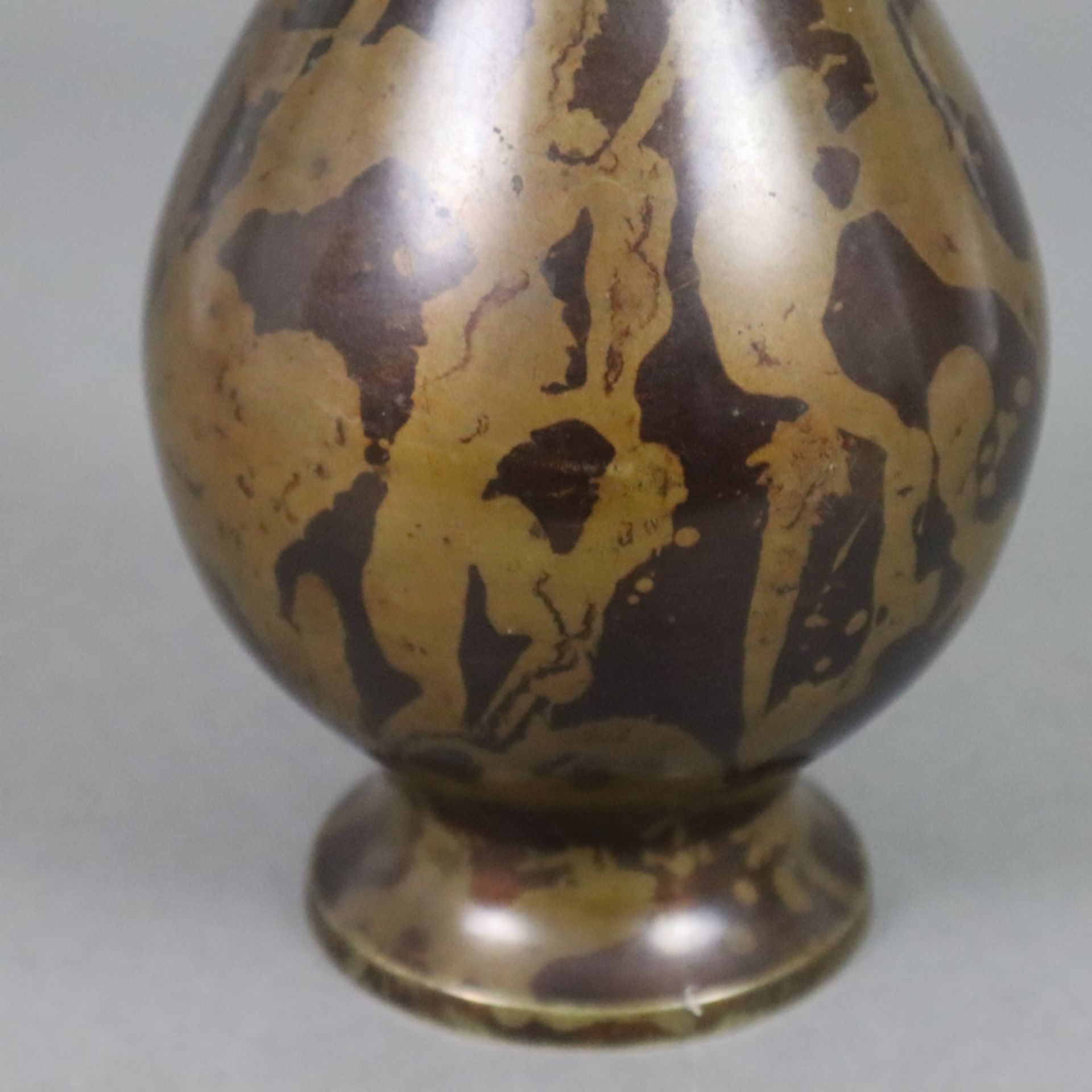 Vase mit Fischrelief - Japan, 20.Jh., Bronzelegierung, braun marmoriert, Balusterform, schauseitig  - Bild 5 aus 6