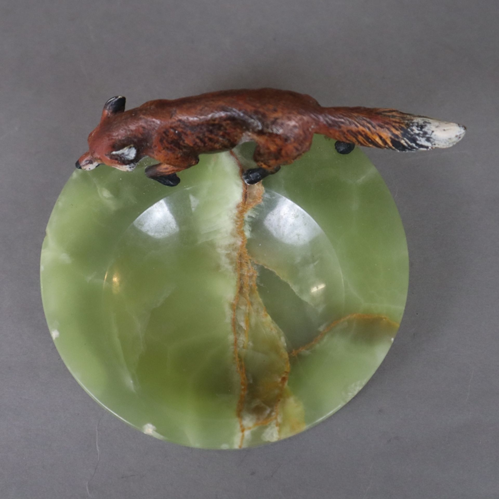 Onyxschale mit Fuchs im Stil der Wiener Bronzen - 1. Hälfte 20. Jh., runde Schale aus grünem Onyx,  - Bild 5 aus 7
