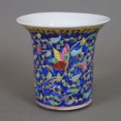 Vase - China 20.Jh., Zylindervase mit ausgestelltem Rand, Dekor in polychromen Aufglasurfarben, unt