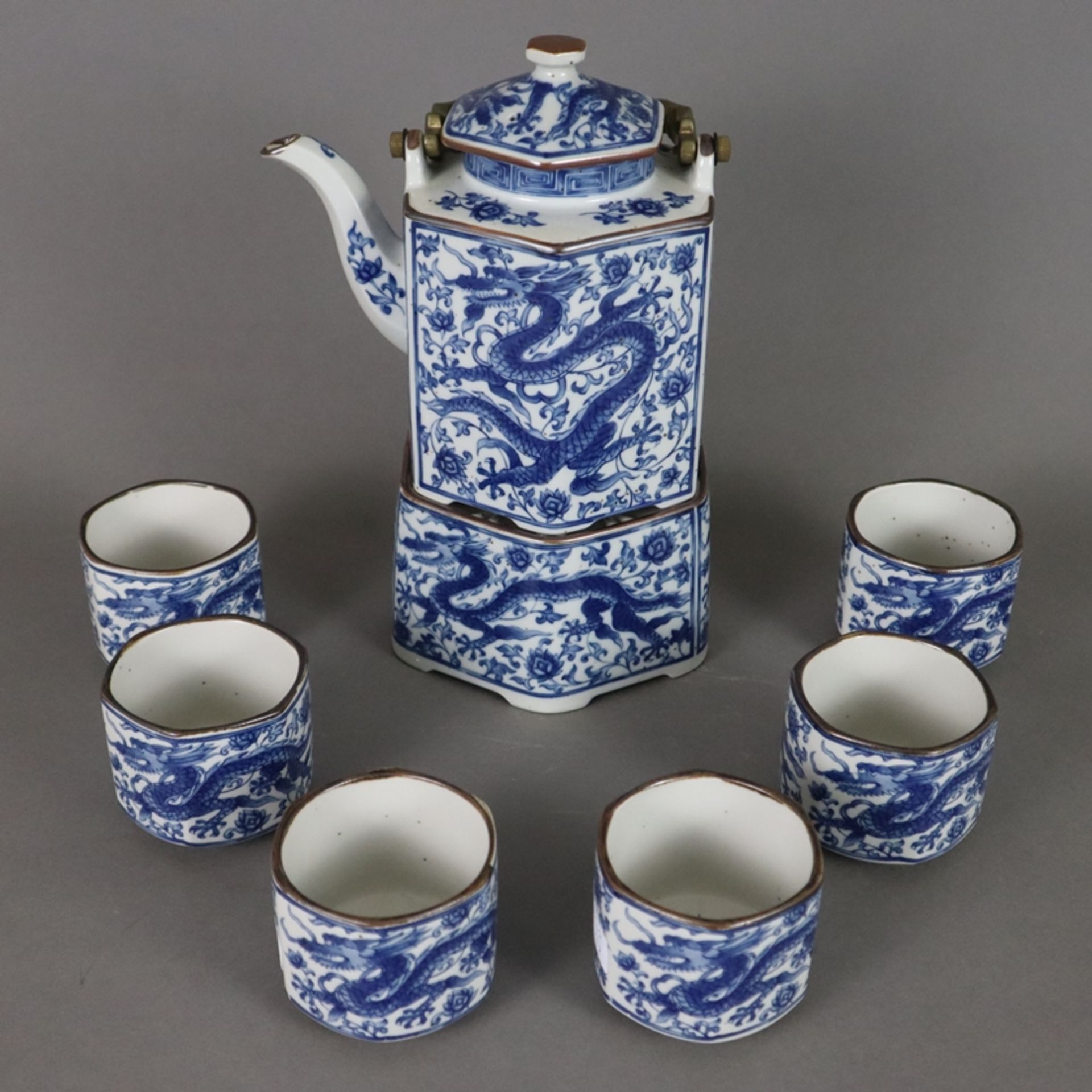 Porzellan-Teeservice für 6 Personen - China, 20. Jh., 8-tlg: bestehend aus Kanne, Rechaud und 6 Tee