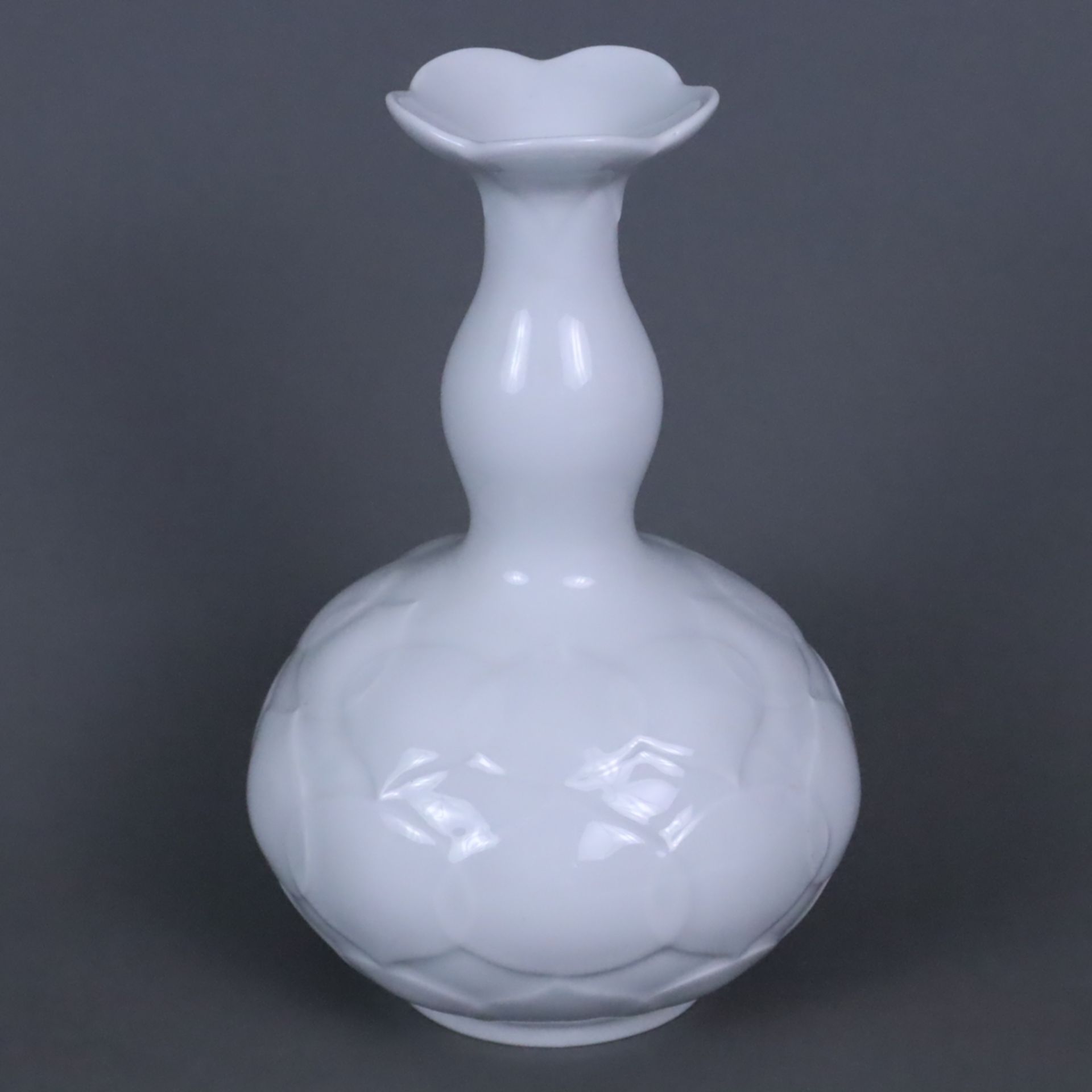 Lotos-Vase - Meissen, Entwurf Ludwig Zepner für Meissen, Weißporzellan, gedrückt gebauchter Korpus