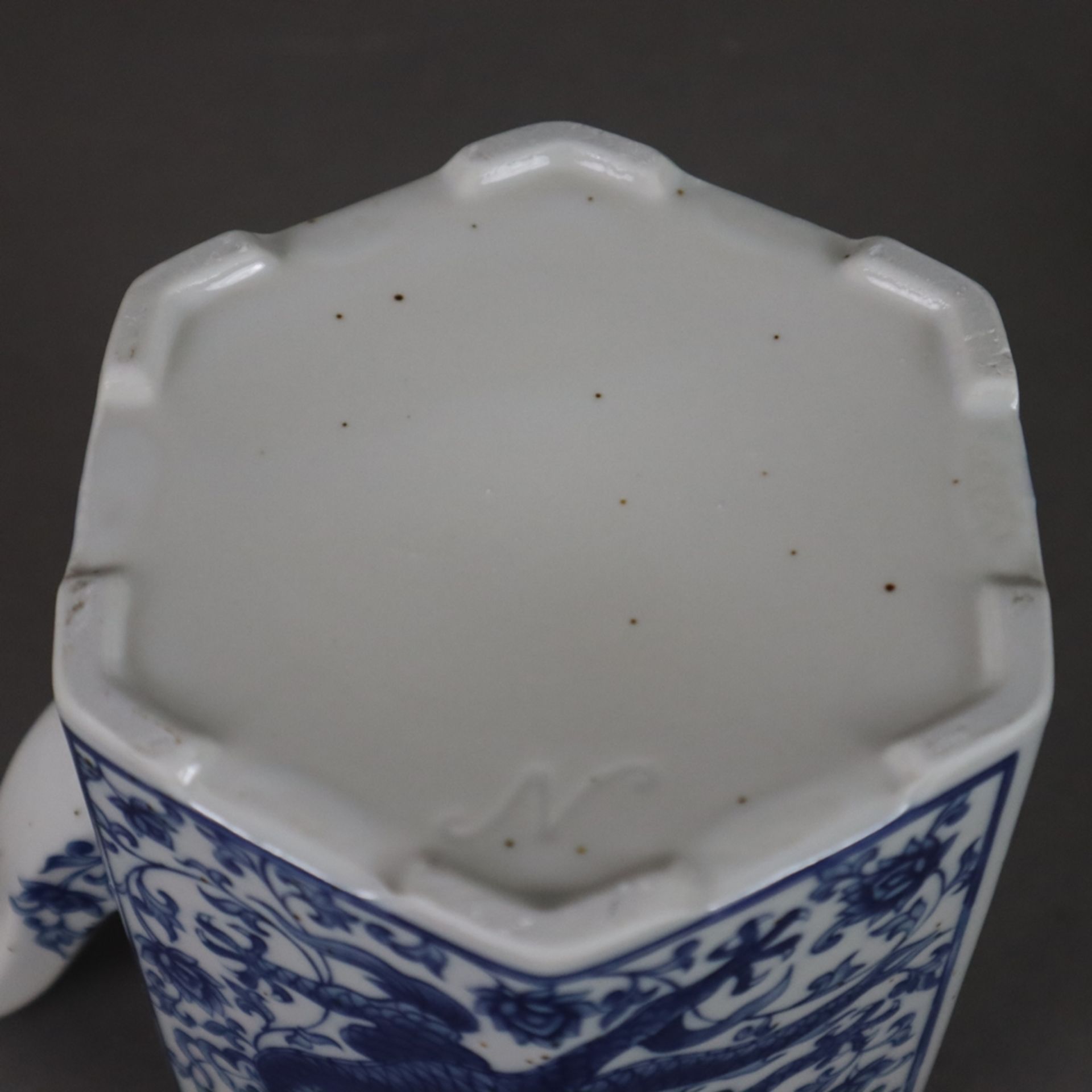 Porzellan-Teeservice für 6 Personen - China, 20. Jh., 8-tlg: bestehend aus Kanne, Rechaud und 6 Tee - Bild 9 aus 9