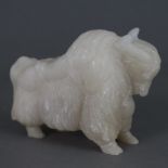 Yak-Figur aus Alabaster - China, H./L.ca. 11 / 15,5 cm, rechte Klaue mit vorderseitigen Bestoßungen