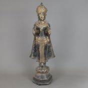 Schwere Buddhafigur im Lopburi-Stil - Thailand, Bronze mit Resten der alten Vergoldung, auf auf ein