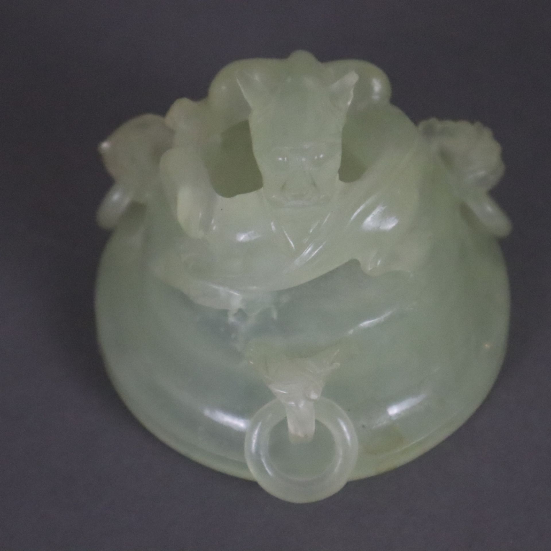 Filigran geschnitzter Weihrauchbrenner - China 20. Jh., seladongrüne Jade, zweiteiliges Zier-Räuche - Bild 3 aus 6