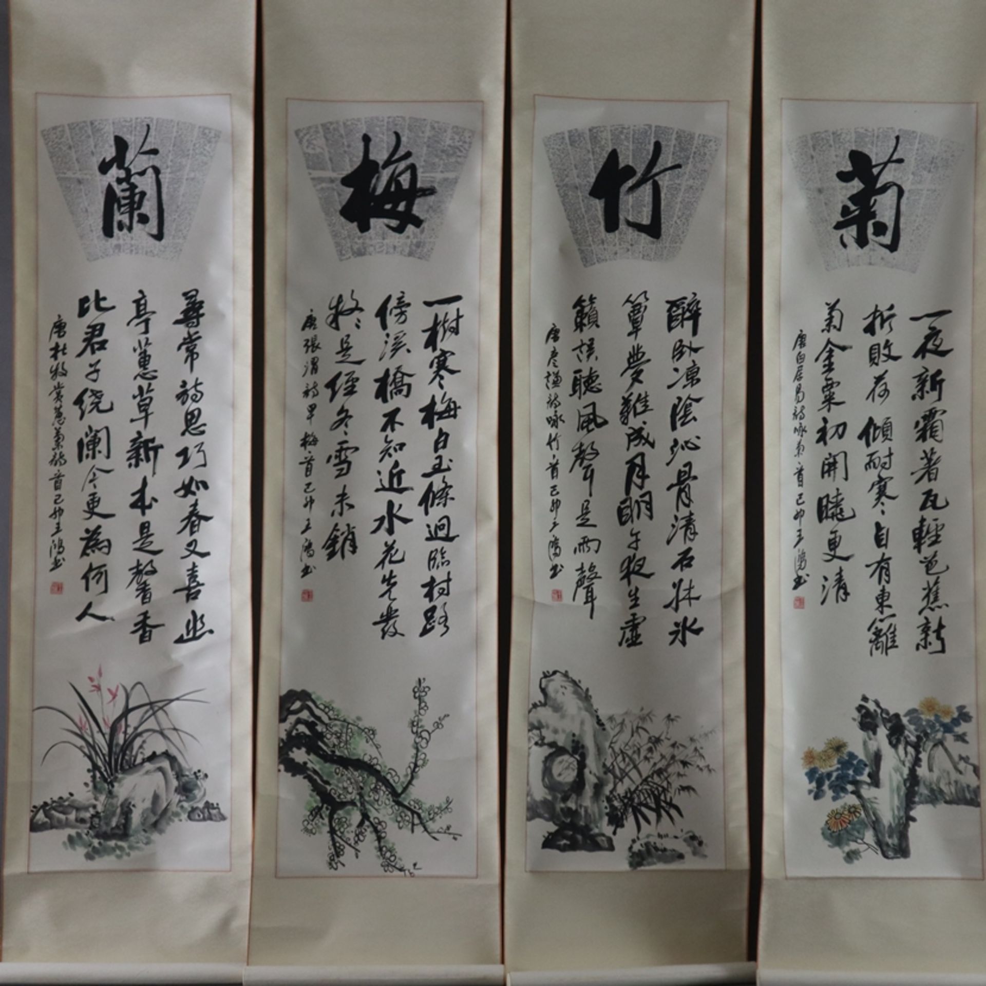 Set mit vier chinesischen Bildrollen - 20.Jh., Pflanzendarstellungen jeweils mit Bezeichnung und Te