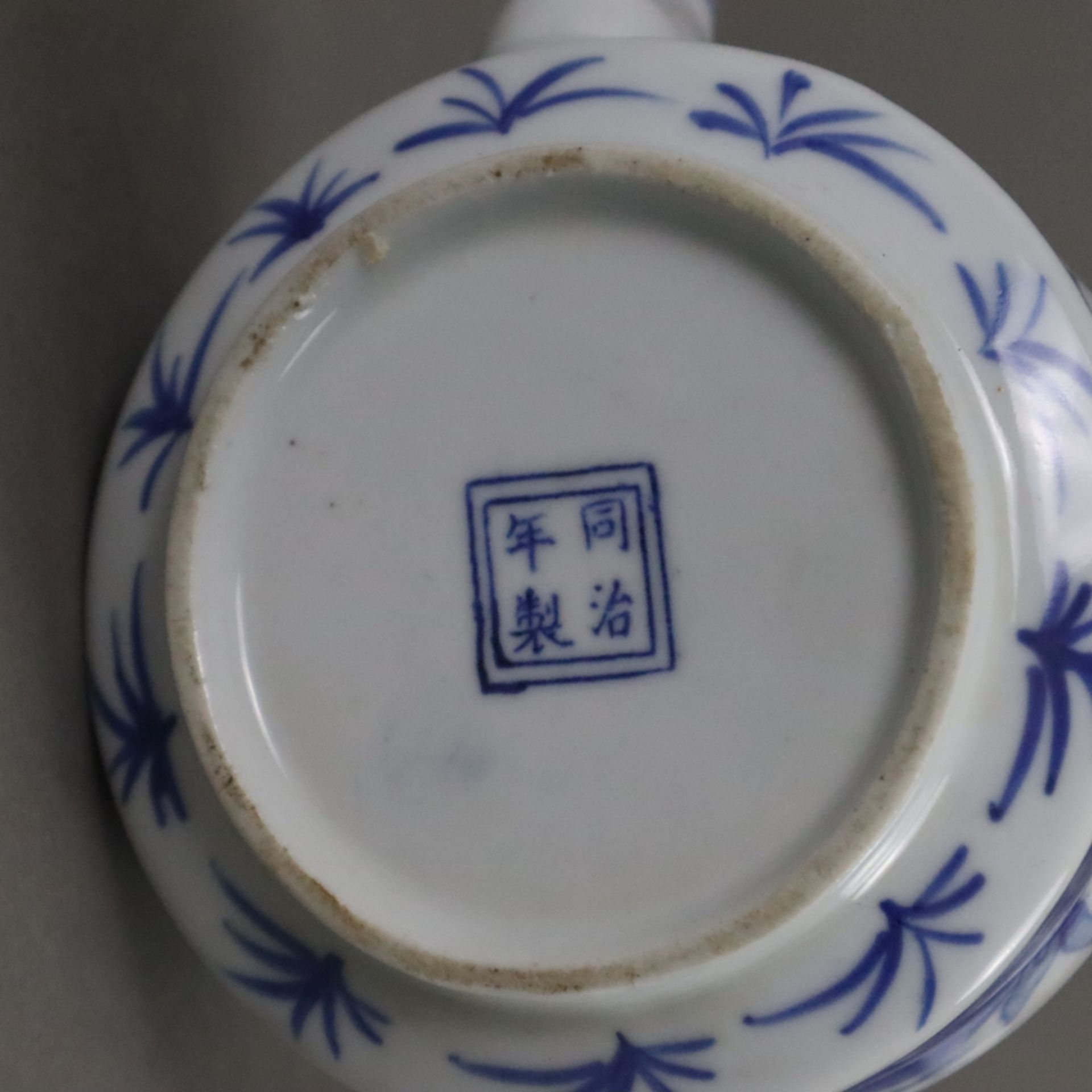 Konvolut Teekännchen - China 20.Jh., Porzellan mit blau-weißer Bemalung, diverse Formen und Dekore, - Bild 7 aus 9