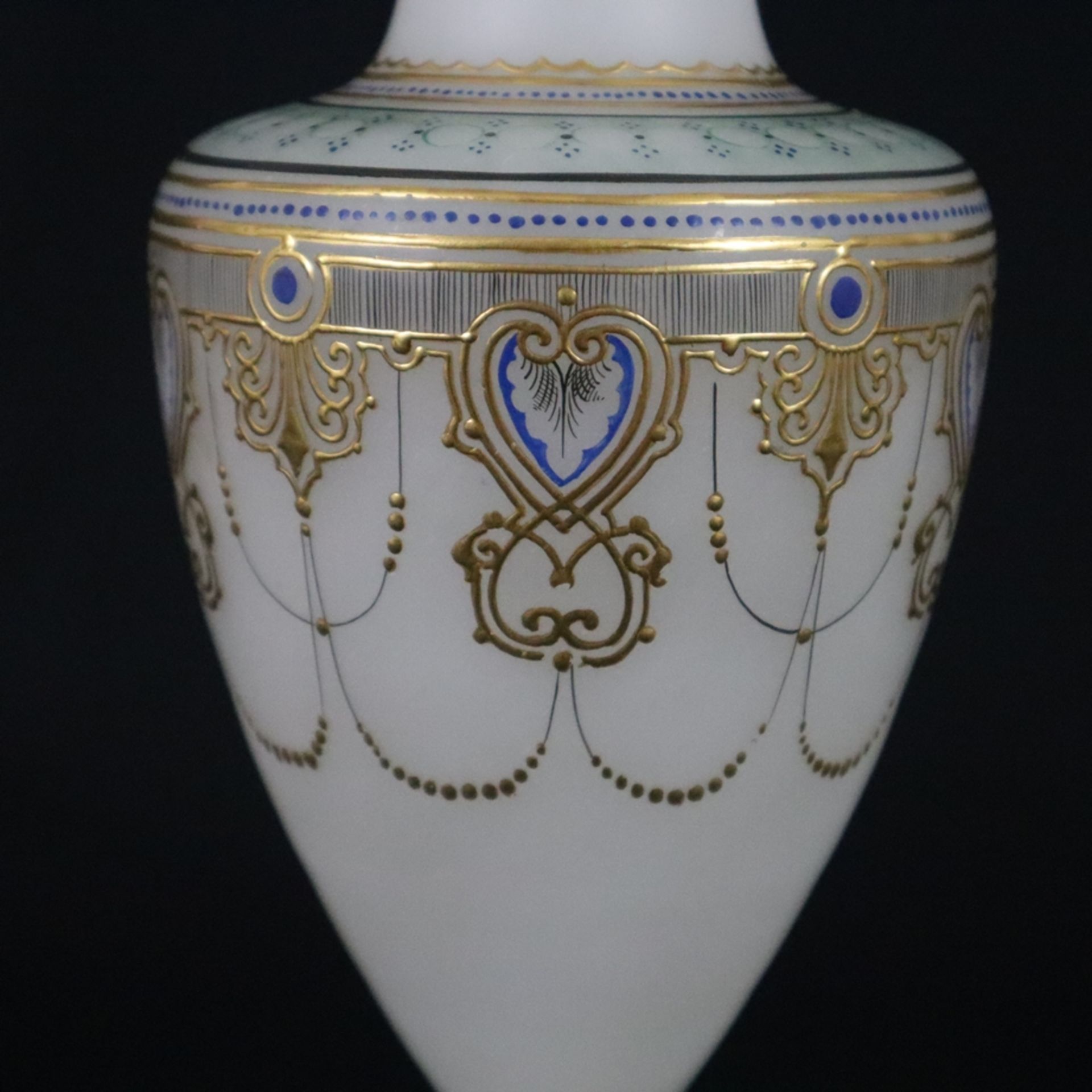 Vase - Böhmen, Ende 19. Jh./um 1900, opakweißes Glas, balusterförmiger Korpus mit gezacktem Lippenr - Bild 4 aus 9