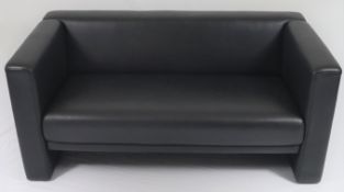 Sofa "Visavis" - Entwurf: Roland Meyer-Brühl, geradliniger Korpus mit schwarzem Lederbezug, 2,5-Sit