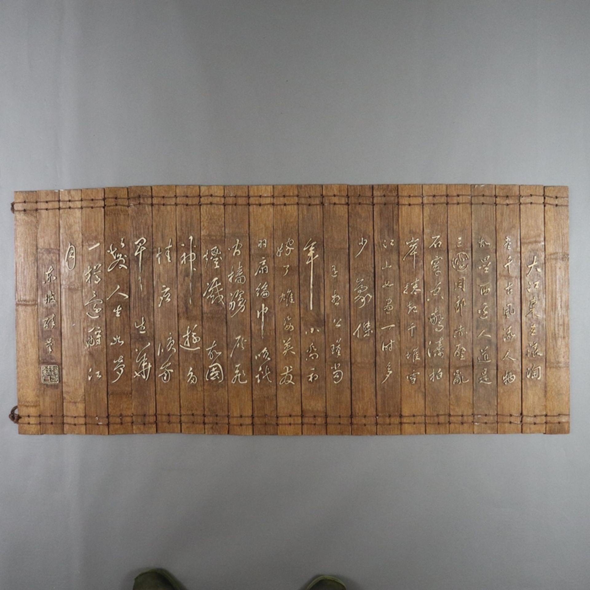 Bambusbuch mit Textzeilen - China, Qing-Dynastie, 19.Jh., 23 miteinander verbundene breite Lamellen