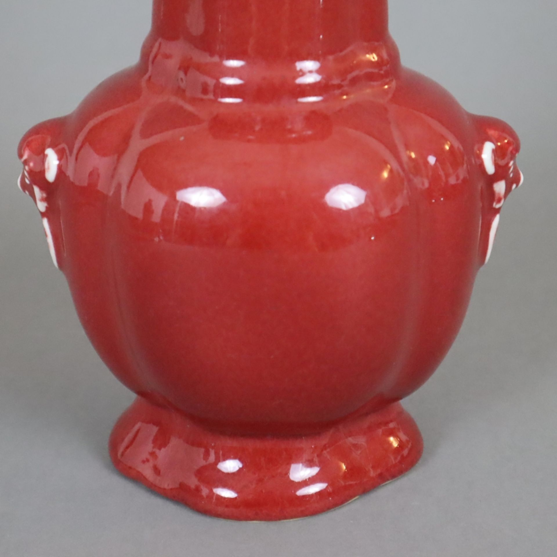 Vase in "Gu" Form - China, 20.Jh., Porzellan mit roter Glasur, seitlich Löwenköpfchen mit Maulringe - Image 4 of 7