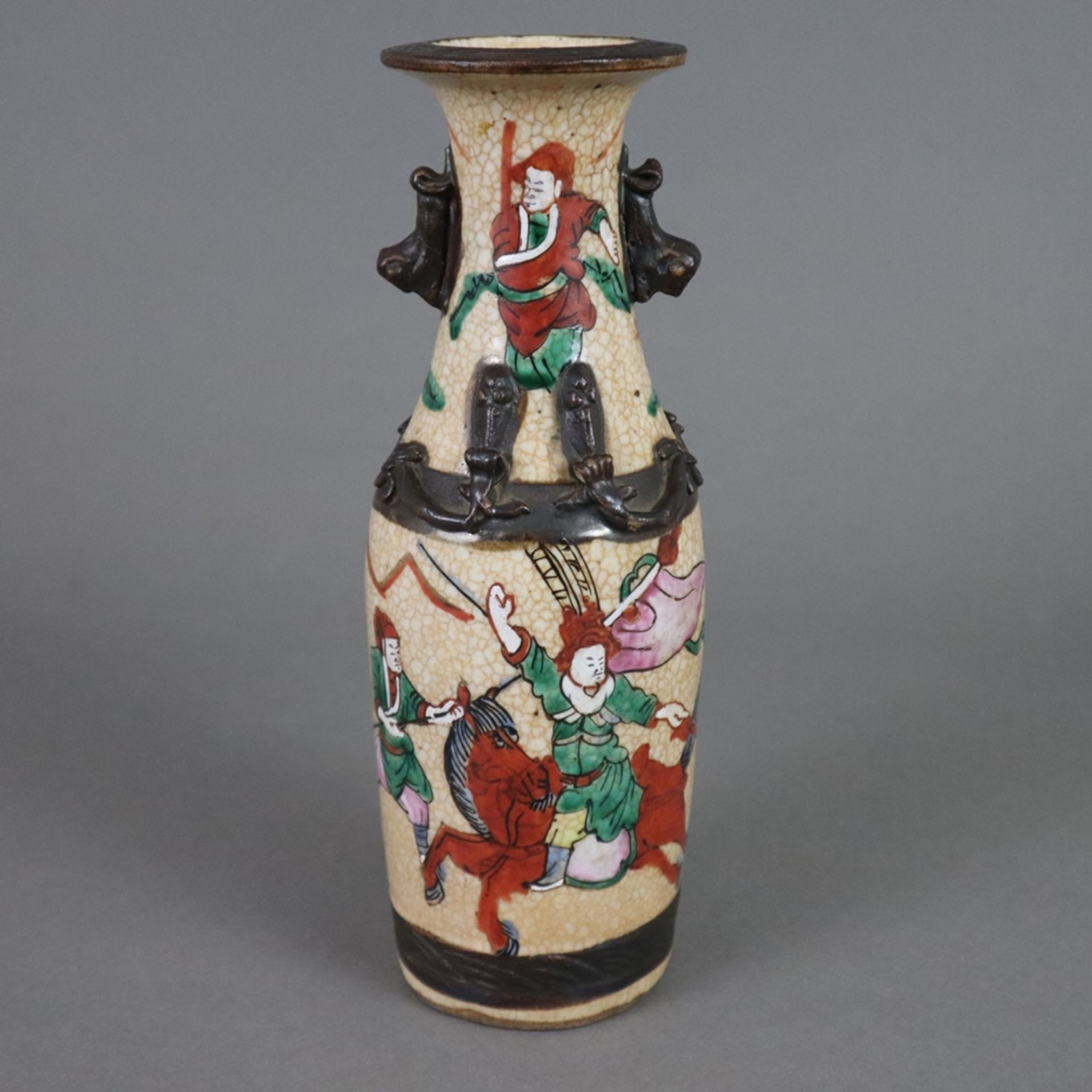 Balustervase - China, helle Glasur mit feinem bräunlichem Craquelé, polychrome Emailbemalung mit me