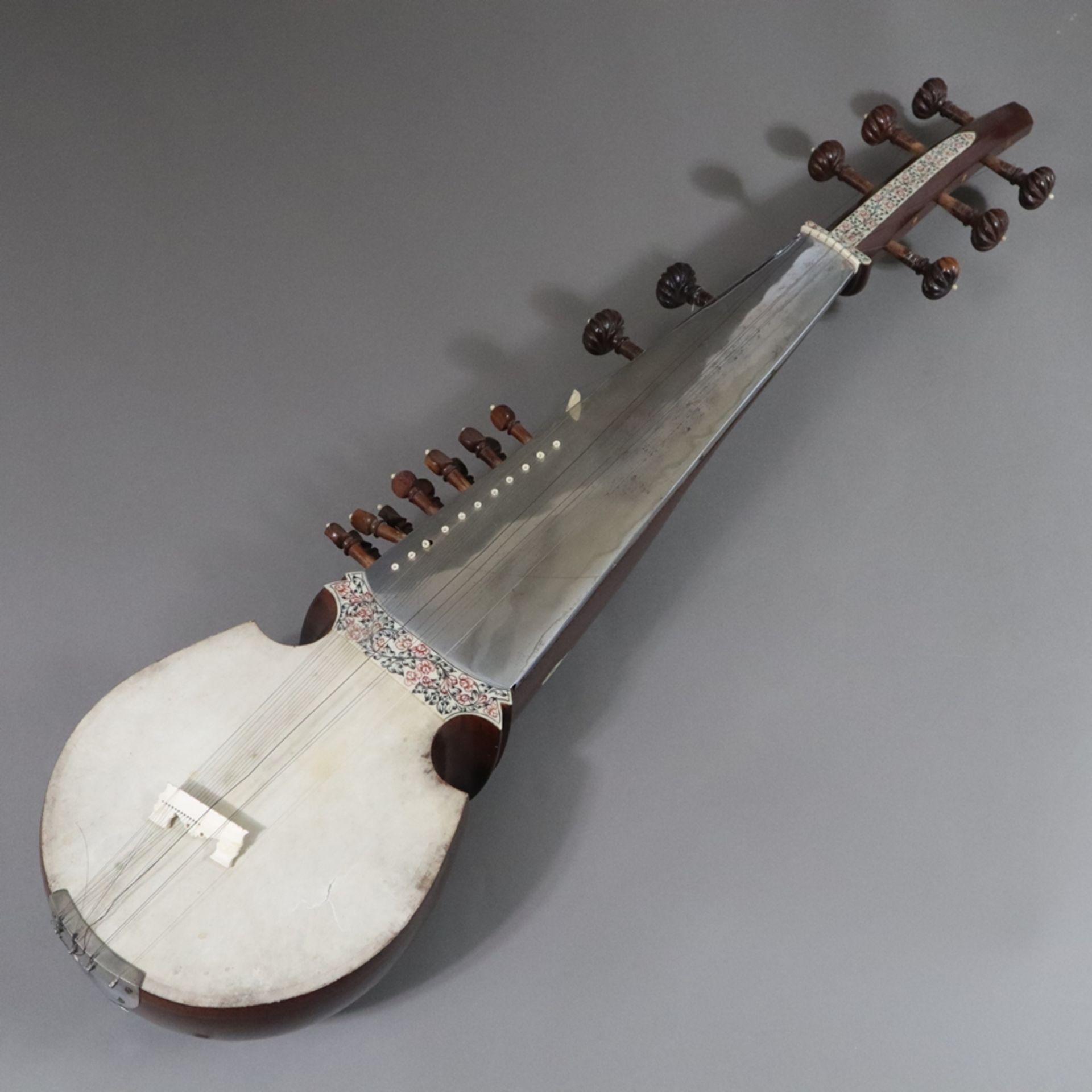 Indisches Saiteninstrument - sog. Sarod, 20. Jh., taillierter bauchiger Holzkorpus mit floral bemal