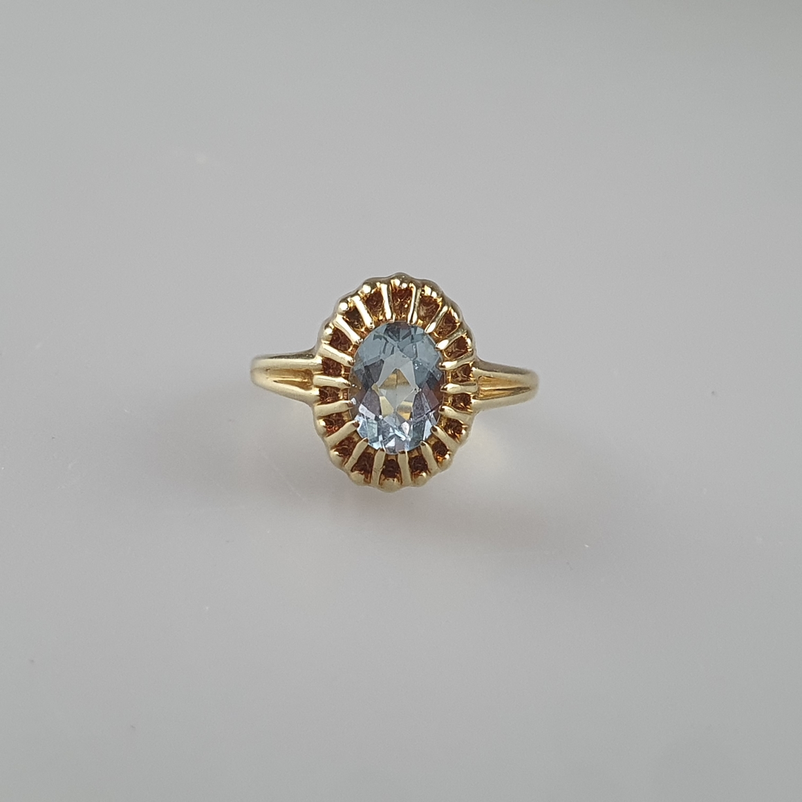 Aquamarinring - Gelbgold 585/000 (14K), innen gestempelt, ovaler facettierter Aquamarin in reliefie - Image 2 of 7