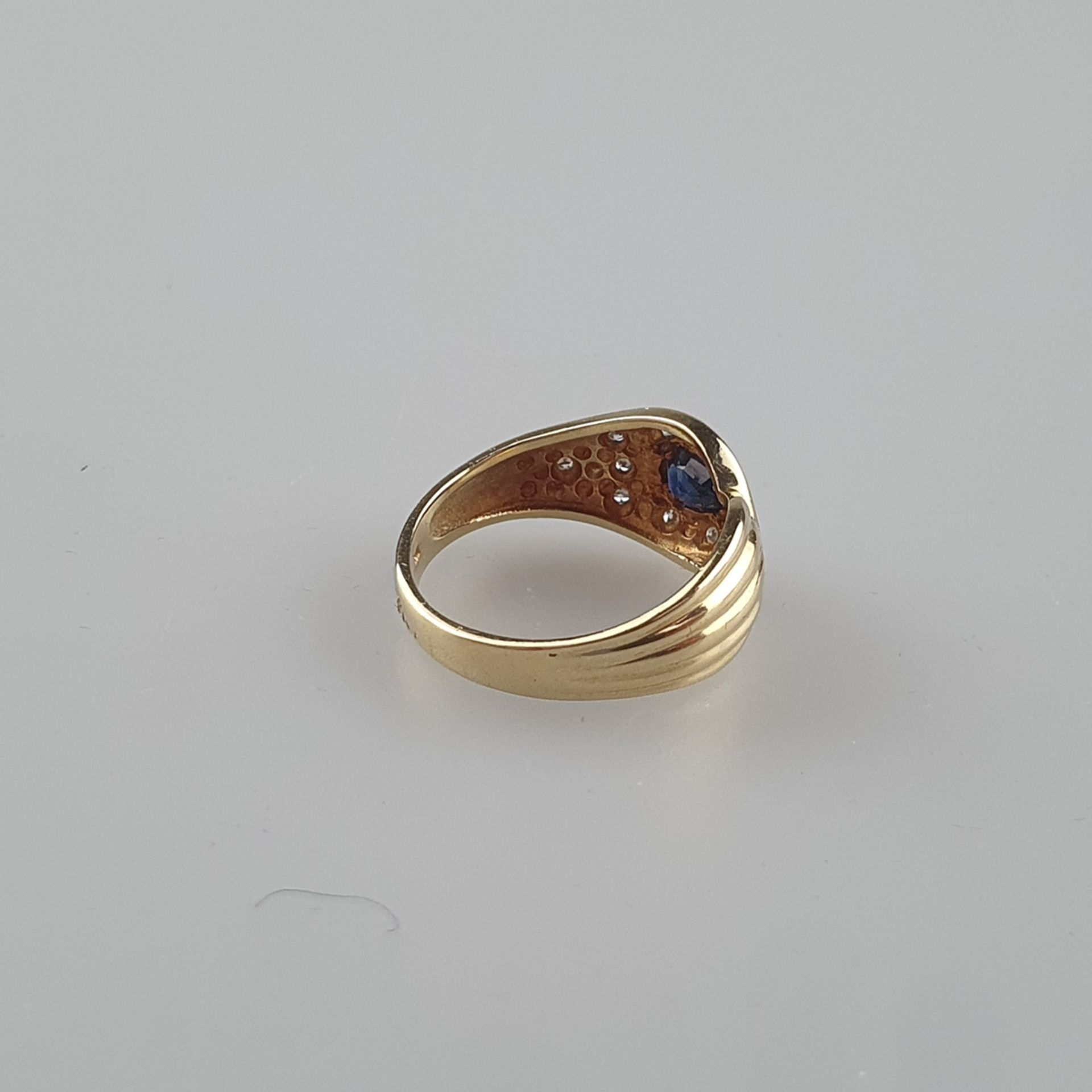 Saphirring mit Diamanten - Gelbgold 585/000 (14K), gestempelt „585“, in stilisierter Uräusform, zen - Bild 3 aus 5