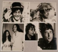 Konvolut Fotografien - 5-tlg, 5 Porträts mit John Lennon (1940 Liverpool - 1980 New York), 4 Nahauf