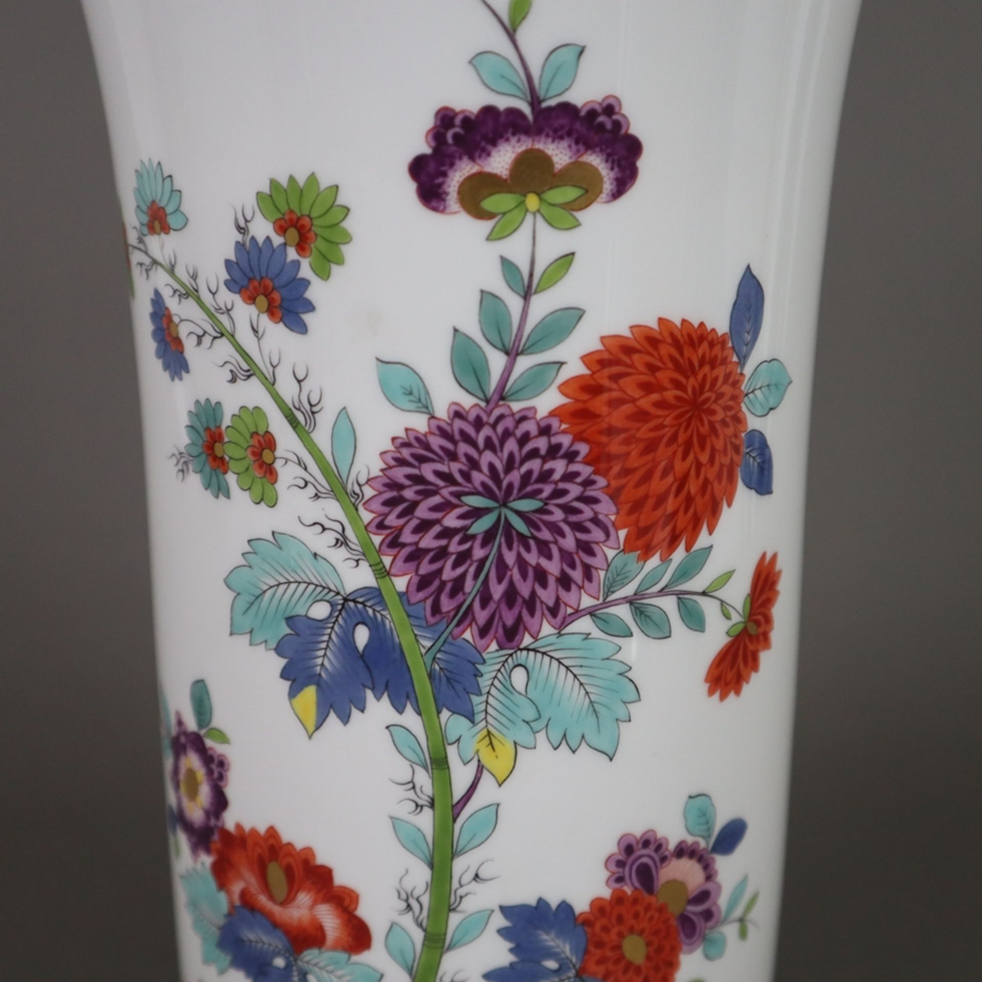 Vase - Meissen, 20.Jh., "Kakiemon"-Dekor, glockenförmige Wandung auf eingezogenem konischem Fuß, Fo - Image 3 of 10